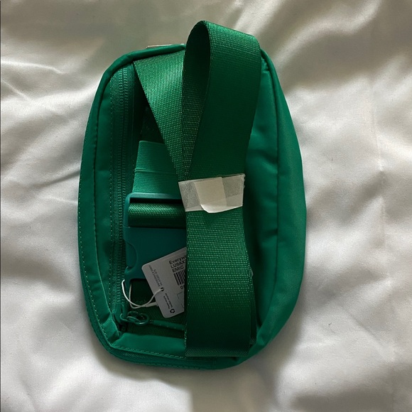 BNWT Lululemon Everywhere Belt Bag in Green - Picture 3 of 11